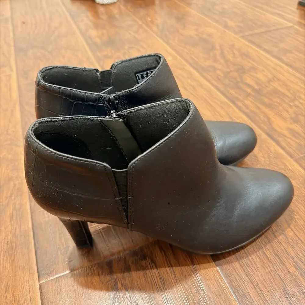 Clark’s Collection Women’s Black Ankle Booties Size 8.5 Zip High Heel Classic